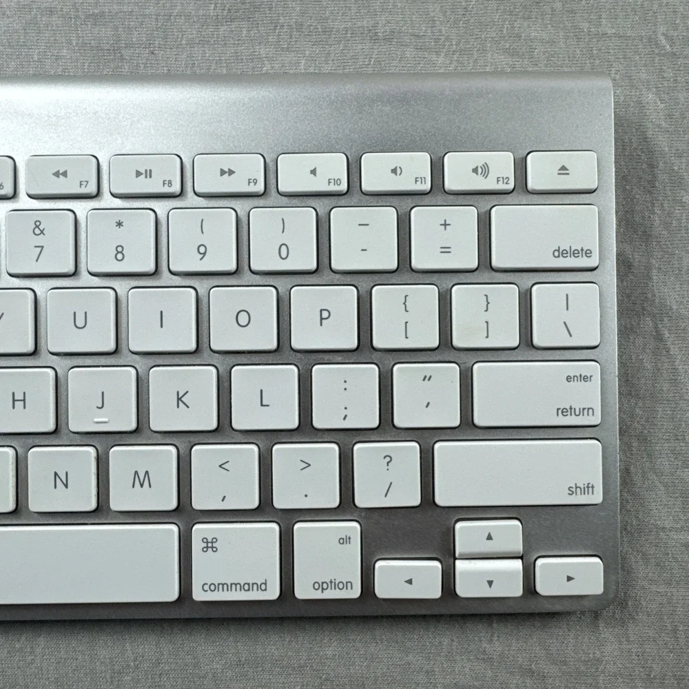 Apple Wireless Keyboard A1314 QWERTY Silver/White Aluminum Portable Tested Works